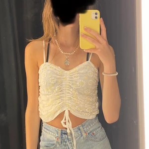 Linne - Söt topp från zara, prislapp kvar, Storlek M men passar S/XS beroende på hur man justerar den. 149kr💕