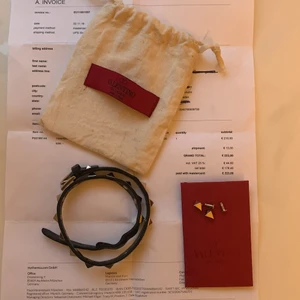 Valentino armband garavani dubbel - Intressekoll på mitt valentino armband dubbel garavani i färgen svart med guldiga nitar💘 skitsnyggt och passar till allt. Armbandet har en liten slitning vid spännet där lädret har lossnat lite men ej något man direkt lägger märke till. Kvitto och dustbag samt extra nitar följer med och jag byter gärna också mot ett annat dubbelt i annan färg💘