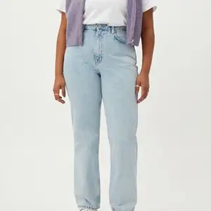 Våriga jeans från Weekday i modellen Rowe, färgen Aqua blue. Skulle säga de är något stora i storleken då jag i vanliga fall har 24/30, men dessa är något på stora för mig. 💙 Aldrig använda!!