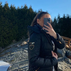 Rockandblue jacka  - Säljer nu denna vinter jackan eftersom jag inte använder den lägre och skffat en ny vinter jacka. De finns en vit päls man kan få med om man önskar. Ny pris 3695 men säljer den billigt då den är ganska väl använd men inga fläckar eller hål nån stans den är i bra skick. Priset går att diskutera🤩☺️