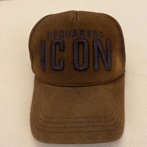 Icon dsquared 2 keps - Här är en väldigt fin icon dsquared 2 keps som jag säljer för jag verkligen behöver pengar 😂 och för att jag inte använt den så mycket, den är såklart äkta och i väldigt bra skick(kan pratas om priset i chatt och leverans i chatt)