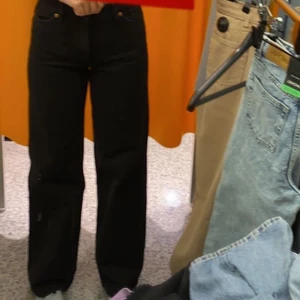 Monki jeans - Jag säljer dessa jenssen dessa Monki i modellen Yoko då dom inte längre är min stil, jeansen är väl använda vilket har fått den svarta färgen att blekna lite. Stl 24 men jag skulle säga att de är ovanligt små i midjan❤️skriv privat vid intresse, köparen står för fraktkostnader❤️