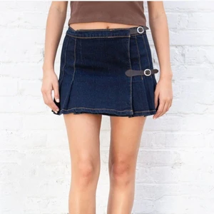 Jeanskjol från Brandy Melville - Säljer oanvänd kjol från Brandy Melville. Köpare står för frakt💖💖