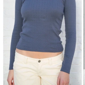 Brandy Melville - Söt broderad tröja från brandy Melville. Köpt här på plock nyligen för 220 + frakt, jag säljer den för 120 + frakt 💕