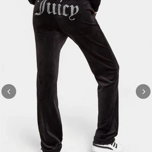 Juicy coture byxor - Jag säljer nu mina svarta juicy coture byxor eftersom att de inte kommer till användning längre, väldigt fint skick. Använt fåtal gånger.