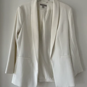 Vit kavaj - En vit kavaj från H&M som inte kommer till användning, storlek 36!