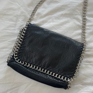 Tiamo väska - Tiamo väska, den är svart och lite sönder vid knappen! Köpte från Sellpy och är andvänder ungefär 5-10 ggr❤️