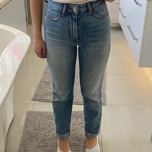  Retro slim jeans från Wrangler - Jeans som är nervikta nertill och som har ett tryck på baksida ficka. Supersnygga men tyvärr för små för mig
