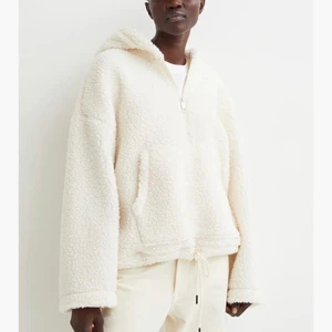 Fluffig tröja - Säljer denna fina från H&M, använd en gång. 💕