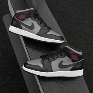 Jordans - Hej, säljer nu mina fina jordans ’Air Jordan Mid’ Shadow Red som jag precis fick hem. Endast använda 1 gång och säljs då dom va lite för små för mig, jätte fina som sagt endast använda en gång så skicket är fint och kartongen och ett klister märke följer med såklart💗 köpta för ca 2600 köp direkt för 2200  ink frakt eller buda💘 hör av er vid frågor osv