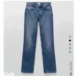 Zara Jeans Straight Fit - Säljer dessa slutsålda Zara Jeans som är midwaist. Storleken är 34 eller XS. Köpta i höstas och är i bra skick. Kontakta vid intresse!