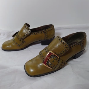 Gröna vintageskor - Gröna vintageskor i läder, i 70-talsstil, storleken motsvarar 37🌱