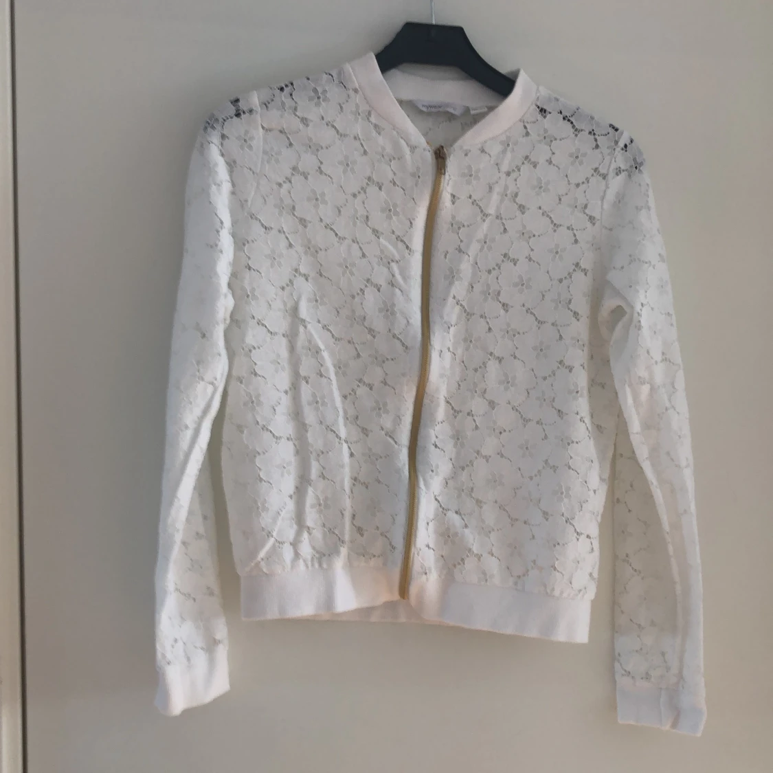 Vit kort jacka i spets från KappAhl