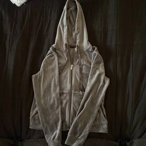 Ginatricot storlek s - Fin luvtröja från ginatricot väldigt skönt material använd ett par gånger. Lite fluffigt tygg