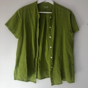 Grön blus - Superläcker grön blus. Köpt på second hand förra våren. Storlek M men passar XS-M. 