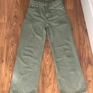 Gröna Jeans breda  - Köpte på lager 157. Ordinarie pris 250-300 mins inte riktigt lol