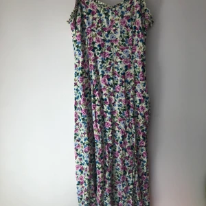 Zara sommar klänning - Underbar sommarklänning från Zara. Köpt här på Plick förra sommaren. Har själv inte använt den då den är lite liten. Den har en slit på sådan och snörning i ryggen så passar XS-M.