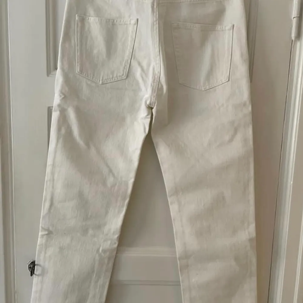 Jeans från Totême i storlek 29/32. Modell ”Studio”/”Regular fit”. 100% bomull. Inget att anmärka på skick.. Jeans & Byxor.