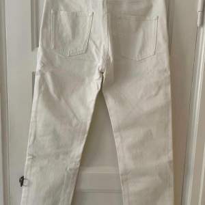 Jeans från Totême i storlek 29/32. Modell ”Studio”/”Regular fit”. 100% bomull. Inget att anmärka på skick.