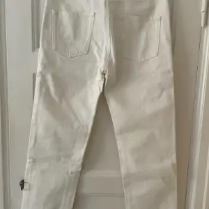 Jeans från Totême i storlek 29/32. Modell ”Studio”/”Regular fit”. 100% bomull. Inget att anmärka på skick.