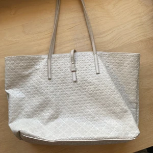By Malene Birger väska - Vit/ gräddvit totebag från Malene Birger! Väskan är i fint skick men lite smutsig inuti på grund av användning men ren och fin På utsidan! Nypris ca 2400. Storleken är 50x30x13 cm. Köparen står för frakten!