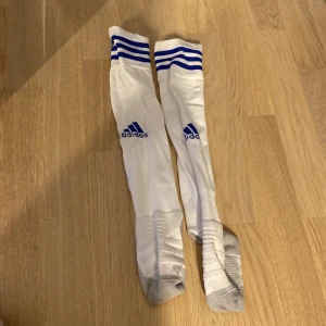 Adidas strumpor  - Aldrig använt de är blåa och vita och man kan ha dem till till exempel fotboll köpte den för 139 och sälja för 10 kr