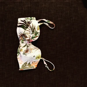 Blommig bikini-överdel - Med bygel, blommig och knäppning där bak. Oanvänd