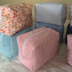 Necessärer - Säljer necessärer som jag syr själv! 💕🌸 Mer information och bilder finns på min instagram @abeliabags. Man kan välja tyg och färg på dragkedja själv! Det finns fler tyger att välja på än de som syns på sista bilden!! Priset är 280 kr + frakt (spårbart) storleken är ca 14 x 15 x 21 cm. 