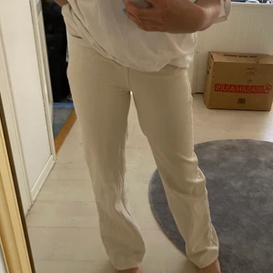 Beiga jeans  - Från bikbok i storlek 38 ❤️‍🔥