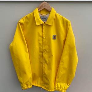CARHARTT watch coach jacket yellow. Storlek L. Köpt i London. Använd ett fåtal gånger, men inga tecken på användning syns. 
