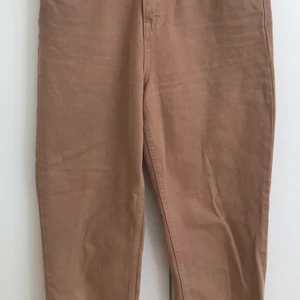 Beigea jeans - Supersnygga straightleg beiga byxor i ett manchester/jeans blandat material. Underbara nu i vår och sommar! Helt oanvända då de tyvärr är för små. Storlek 34, kan nog passa en 32 också. Köparen står för frakt/det fraktalternativ som önskas❤️