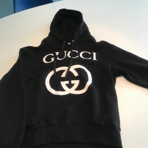 Gucci hoodie strl L - Gucci hoodie strl L. Oversize fit. Väldigt fin Gucci hoodie svart. Nyskick! Aldrig använd då den är för liten. Nypris: ca 9000kr