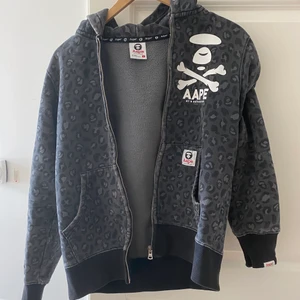 Äkta Aape hoodie ❤️‍🔥 - Äkta Aape camo hoodie, som ser as clean ut. den är i ganska bra skick förutom längst ner bakom armarna där tyget har rivits up. Fråga för mer bilder eller måt! 