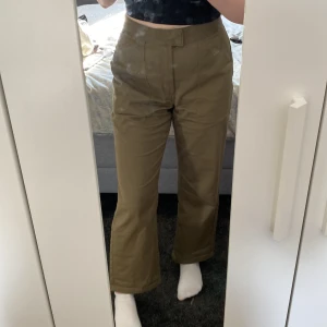 Gröna Vansbyxor  - Vansbyxor som jag köpte i somras och har använt de ca 1 gång, de är i jättefint skick men är tvärr lite för stora för mig nu. 