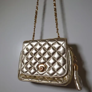 Liten guldväska - Äldre liten guldväska, tasseln fortfarande inplastad🌱