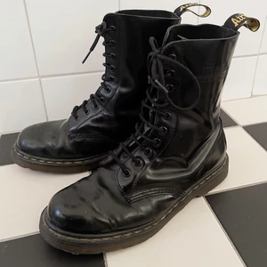 Dr Martens - I bra använt skick. Små repor på tårna, slitningar på sidan och sula. Ena innersulan har bytts ut. Storlek 40 - längd på innersula 26cm