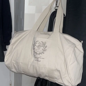 *SÖKER* One Of One duffel bag - Som titeln avslöjar söker jag en one of one duffel bag, helst i Stockholmsområdet! 