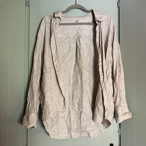 Linneskjorta - Fin Linne skjorta ifrån Ginatricot. Köpte skjortan för ca 2 år sen och har endast används ett få tal gånger. Skulle säga att skjorta är ”normal” i passformen. Säljer för att den inte kommer till användning. Köparen står för frakten:)