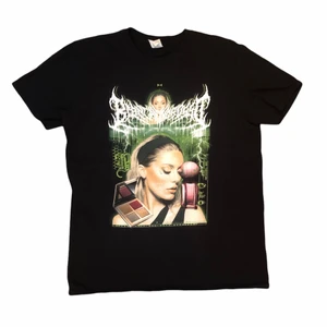 Bianca Ingrosso Black Metal T-Shirt - Binca Ingrosso Black Metal T-Shirt                                           SNX / Snövit Merch                                                                    Large                                                                                           Finns bara 50 exemplar                                                         Använd, men i bra skick