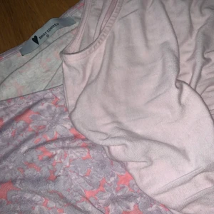 gravid klänningar i stl S - Dessa klänningar är från Heartbeats, klänningarna är väldigt långa för den som tycker om det🥰 Ena är väldigt ljus rosa, och den andra rosa med massor av lila blommor. Materialet är bekvämt och inte allt för tjockt. Om du önskar närmare titt på dessa, hör av dig. 200+frakt