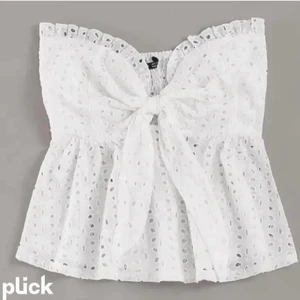 Topp - Lägger ut igen pga oseriös köpare. Säljer denna drömmiga toppen som är slutsåld, perfekt nu till vår och sommar så jäkla fin😍  