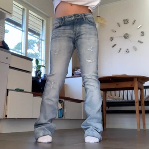 Crocker bootcut jeans - Så sjukt fina och trendiga jeans från crocker! Assnygg ljusblå tvätt och är lite håliga/distressed😊😊 perfekt låg midja och bootcut:))) står att storleken är w30 L35 men skulle säga att det är w27-28 L33😆 superfina till våren och ger mycket Y2k vibbar🤩jag är 160cm, köpare står för frakt, startar budgivning om många intresserade! Fråga för fler bilder😃😃knappen är tyvärr trasig men inget som syns eller märks!Annars är byxorna i nyskick. BUD ÄR BINDANDE