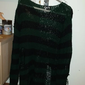 Killstar grön oversiized - Oversized grön striped killstar tröja som går att använda som klänning. Köpte för 600 kr. Tröjan e ungefär att halvår gammalt men bara använt ett par fåtal gånger. Slutsålt överallt. Säljer pågrund av att den inte används. Är som gott som ny!💕 köparen betalar för frakten och pris kan alltid diskuteras.