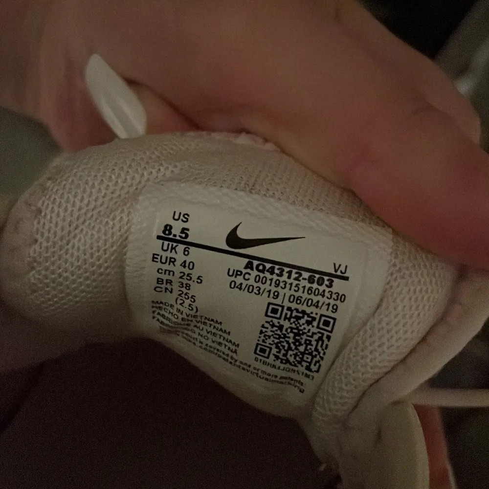 Super Söta skor från Nike. Om den tvättas så blir den superfin (lite smutsig på sidan på tyget). Lite knoppig på INSIDAN. storlek 40. Skor.
