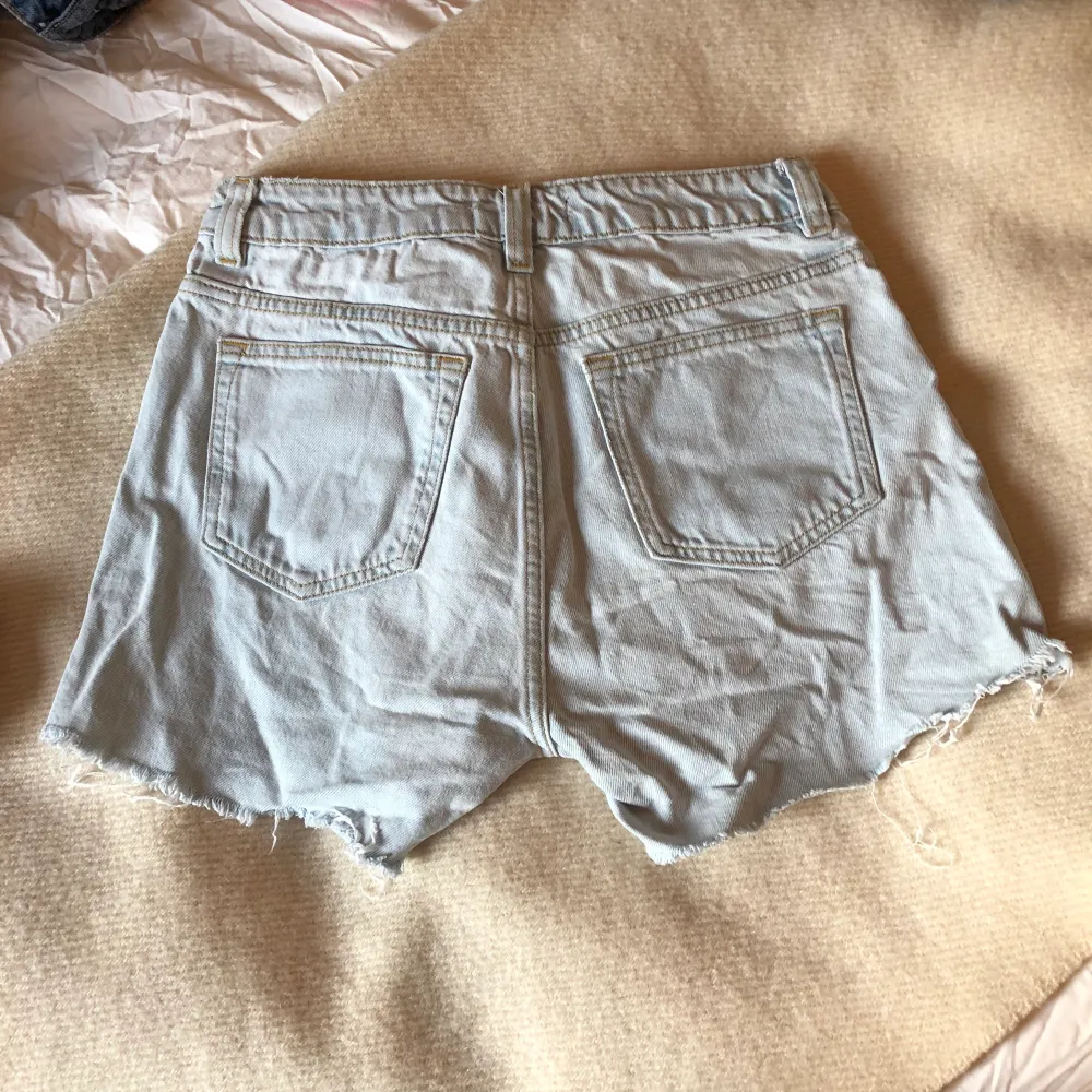 Jeansshorts från bikbok o strl s. Älskar dessa men tyvärr blivit för små, använda men i gott skick . Shorts.