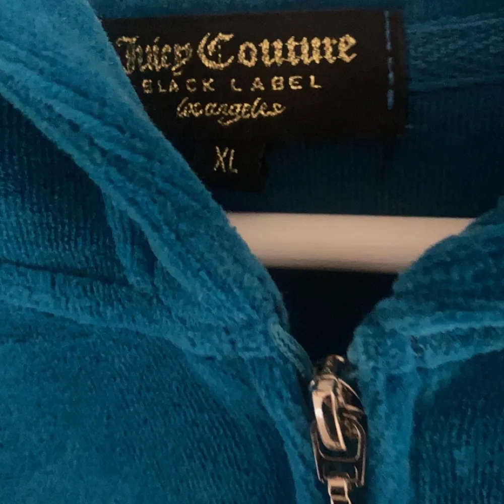 Blå juicy couture sätt med rhinestones. Strlk xl men sitter som en L/M endast testad pga för liten. Köpt för 1200 säljer för 700 + frakt . Hoodies.