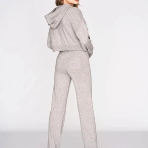 Juicy byxor - Säljer nu mina superfina stickade juicy byxor och en matchade topp som inte kommit till använd och dessvärre helt oanvända båda två. Har dock klippt av lappen på de. Båda är i storlek s men skulle även säga att de passar xs då jag har det i vanliga fall och de passar mig. Nypris för byxorna är 1200 och toppen 700 och jag säljer båda för 800. Men man kan även bara köpa en av delarna. köparen står för frakt!💕