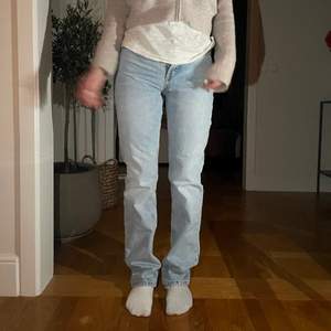 Mid waist jeans från zara. Använda ca 5 gånger, väldigt bra skick. Personen på bilden är 170 lång. Postar samma dag!! Dm vid frågor
