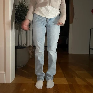Zara jeans - Mid waist jeans från zara. Använda ca 5 gånger, väldigt bra skick. Personen på bilden är 170 lång. Postar samma dag!! Dm vid frågor
