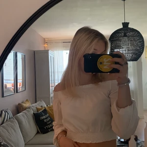 H&M topp  - Vit H&M topp i storlek XS, original pris 180kr, säljer för 80kr exklusive frakt 